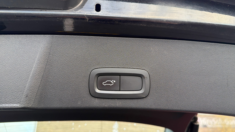 Volvo Xc40 2.0 T4 Momentum Pro 5dr AWD Geartronic Petrol Estate